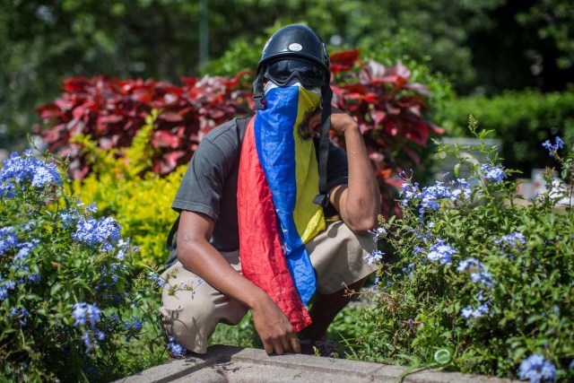 ACOMPAÑA CRÓNICA: VENEZUELA CRISIS. CAR02. CARACAS (VENEZUELA), 20/05/2017.- Un joven cantante de rap posa hoy, sábado 20 de mayo de 2017, en Caracas (Venezuela). Con rostros que revelan que crecieron bajo la revolución que desde 1999 vive Venezuela, los milenials, sin distingo de clases y el entusiasmo propio de su edad, se han convertido en la vanguardia de las manifestaciones que desde hace 50 días mantiene la oposición en contra del presidente Nicolás Maduro. EFE/Miguel Gutiérrez