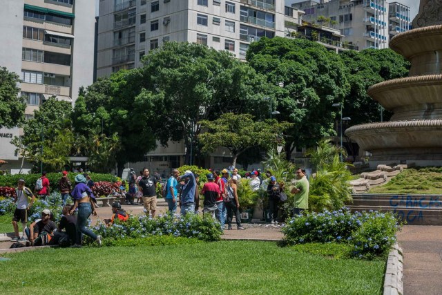 ACOMPAÑA CRÓNICA: VENEZUELA CRISIS. CAR06. CARACAS (VENEZUELA), 20/05/2017.- Manifestantes se reúnen en una plaza hoy, sábado 20 de mayo de 2017, en Caracas (Venezuela). Con rostros que revelan que crecieron bajo la revolución que desde 1999 vive Venezuela, los milenials, sin distingo de clases y el entusiasmo propio de su edad, se han convertido en la vanguardia de las manifestaciones que desde hace 50 días mantiene la oposición en contra del presidente Nicolás Maduro. EFE/Miguel Gutiérrez