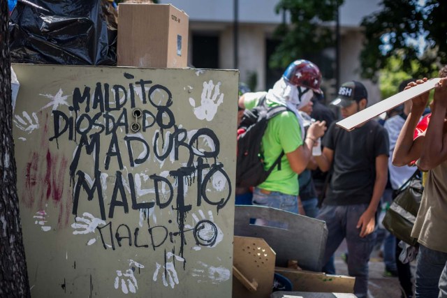 ACOMPAÑA CRÓNICA: VENEZUELA CRISIS. CAR10. CARACAS (VENEZUELA), 20/05/2017.- Manifestantes se reúnen en una plaza hoy, sábado 20 de mayo de 2017, en Caracas (Venezuela). Con rostros que revelan que crecieron bajo la revolución que desde 1999 vive Venezuela, los milenials, sin distingo de clases y el entusiasmo propio de su edad, se han convertido en la vanguardia de las manifestaciones que desde hace 50 días mantiene la oposición en contra del presidente Nicolás Maduro. EFE/Miguel Gutiérrez