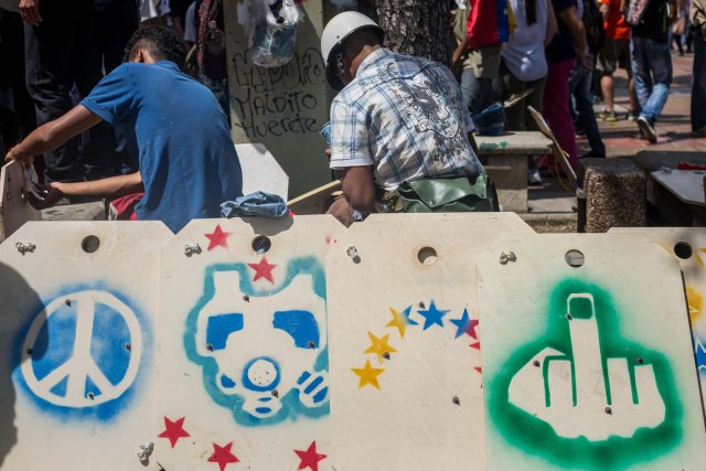 ACOMPAÑA CRÓNICA: VENEZUELA CRISIS. CAR11. CARACAS (VENEZUELA), 20/05/2017.- Manifestantes se reúnen en una plaza hoy, sábado 20 de mayo de 2017, en Caracas (Venezuela). Con rostros que revelan que crecieron bajo la revolución que desde 1999 vive Venezuela, los milenials, sin distingo de clases y el entusiasmo propio de su edad, se han convertido en la vanguardia de las manifestaciones que desde hace 50 días mantiene la oposición en contra del presidente Nicolás Maduro. EFE/Miguel Gutiérrez