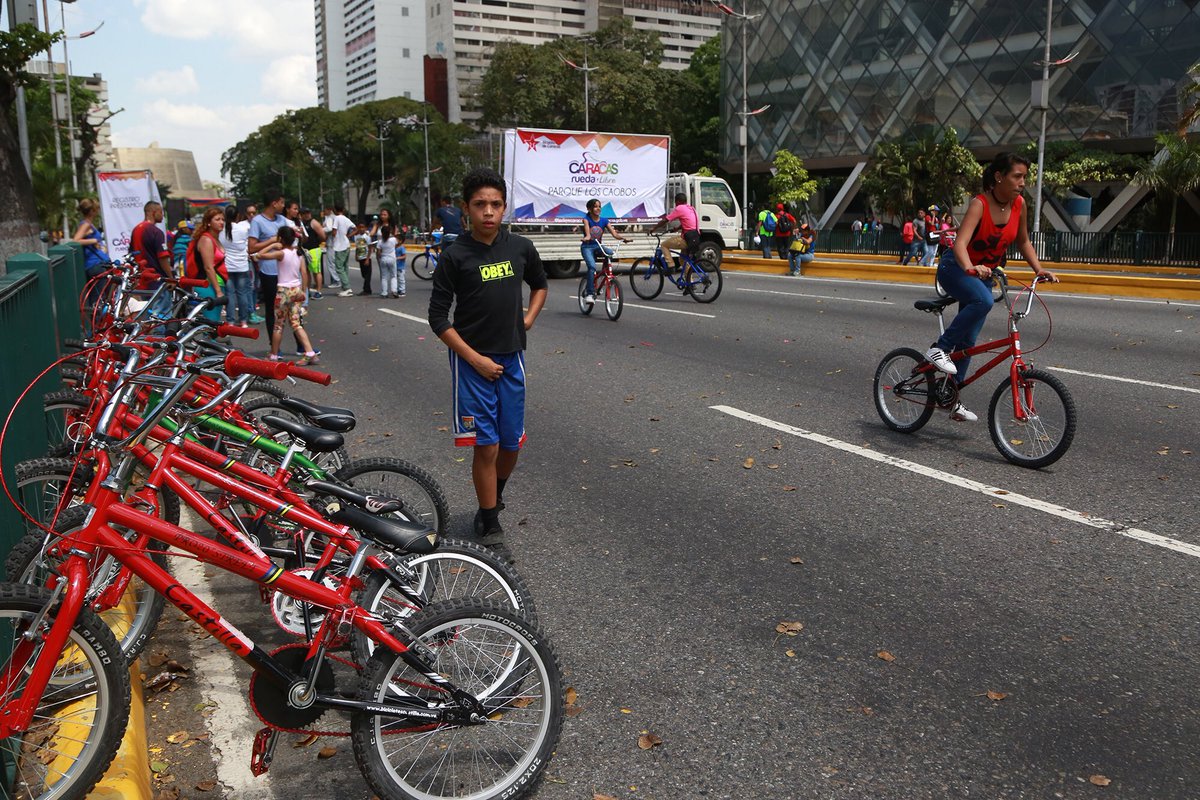 Restringen tránsito vehicular en avenida Bolívar de Caracas por actividad oficialista