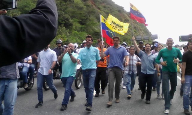 Oposición de Caracas se movilizó junto a los dirigentes hacia el estado Vargas. Foto: @jorgemillant 