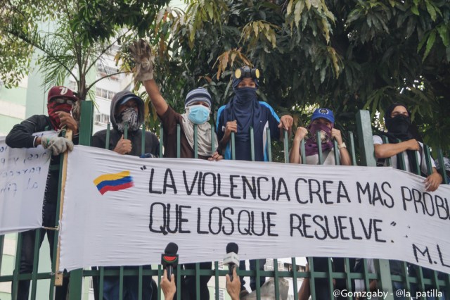 Con banderas, cruces y bajo la lluvia opositores se plantaron en Caracas