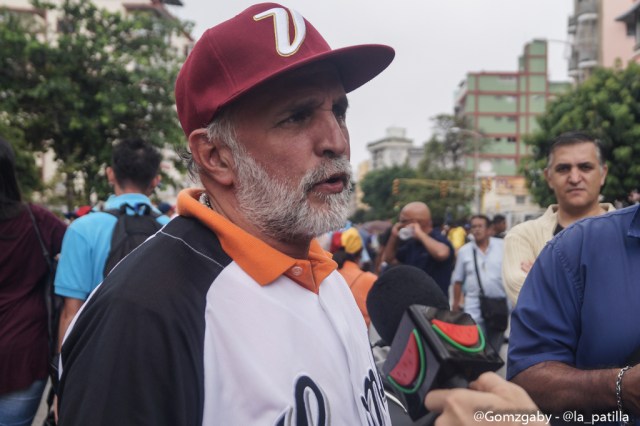 Con banderas, cruces y bajo la lluvia opositores se plantaron en Caracas