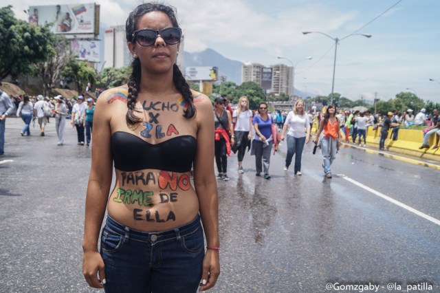 Con banderas, cruces y bajo la lluvia opositores se plantaron en Caracas