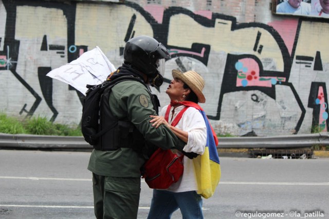 Represión en la Autopista Francisco Farjardo. Foto: Régulo Gómez.