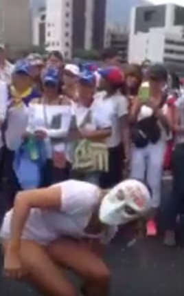 Mujer se quita los pantalones en plena marcha de este #6May