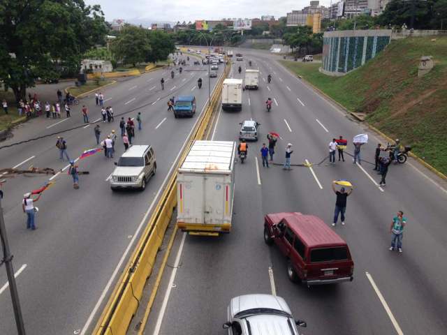 manifestantes intentan cerrar los dos sentidos de la autopista / Foto: @menamary