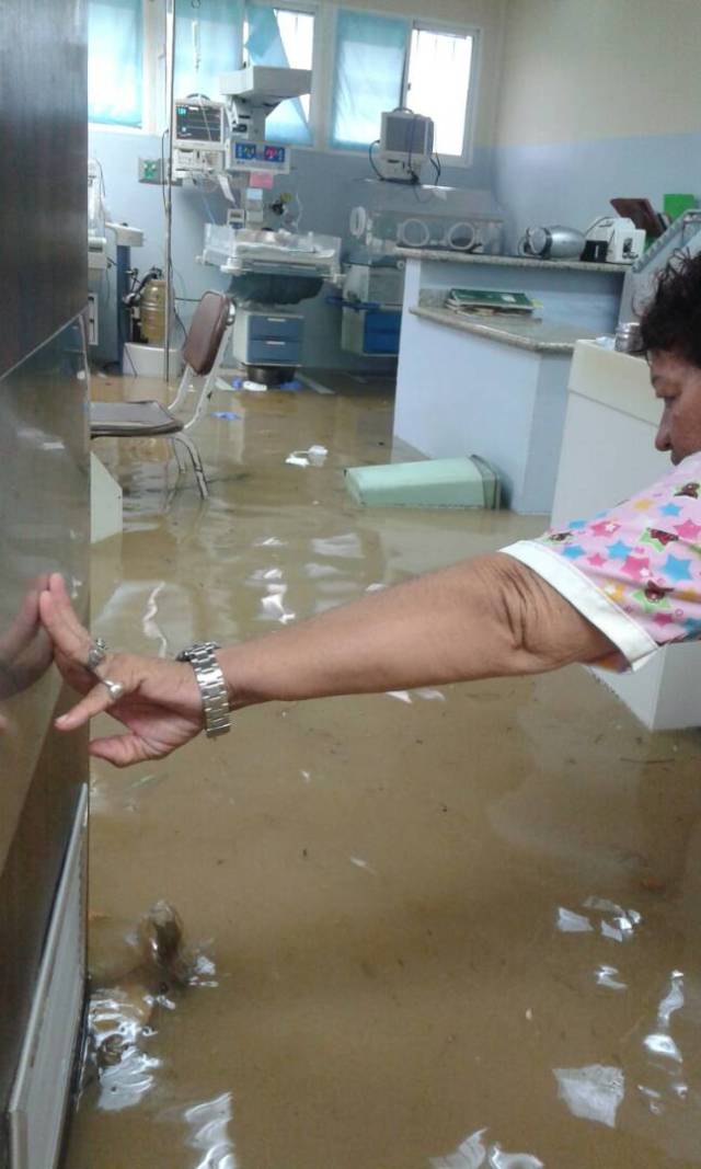 Materno de Maracaibo quedó inundado por fuertes lluvias