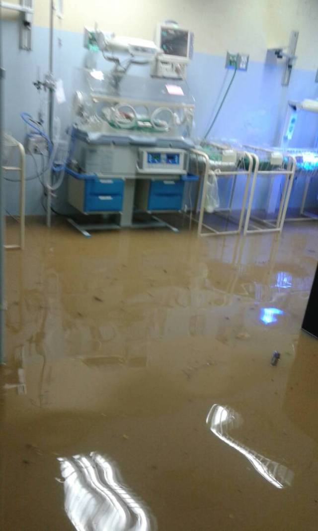 Materno de Maracaibo quedó inundado por fuertes lluvias