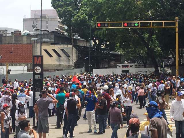 Manifestantes toman rumbo hacia la autopista Francisco Fajardo (Foto: Jesús Medina)