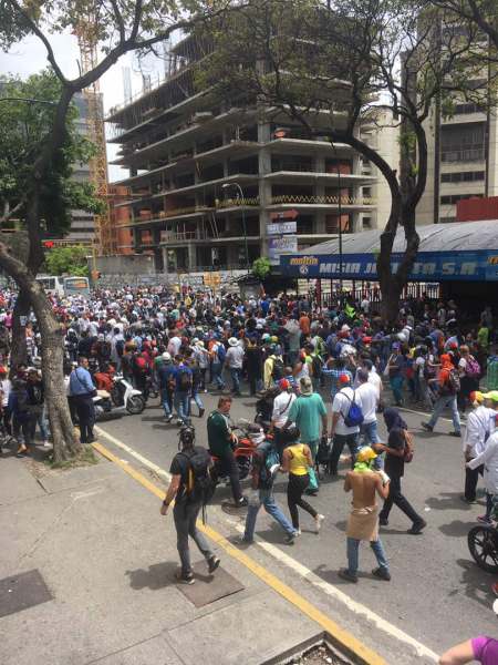 Manifestantes toman rumbo hacia la autopista Francisco Fajardo (Foto: Esteninf Olivares)