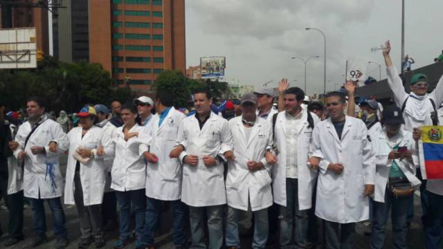 Los galenos marcharon este lunes en rechazo a la escasez de medicinas. Foto: Eduardo Ríos / LaPatilla