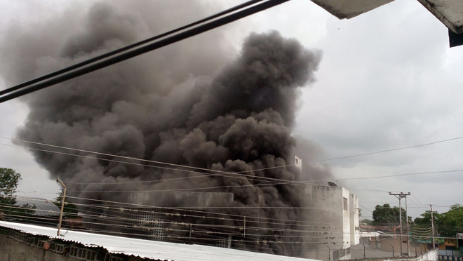 ¡Se prendió Barinas!.. Manifestantes enardecidos quemaron la sede del CNE y del Psuv (FOTOS)