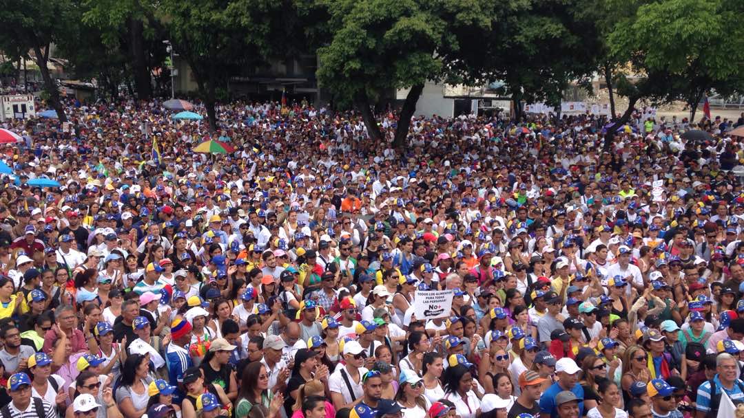 #ProhibidoOlvidar Un gentío fue a respaldar a RCTV en la plaza Alfredo Sadel (Fotos)