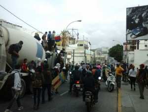 Manifestantes bajaban con camión de cemento hacia la Fajardo: La GN impidió el paso (Video)