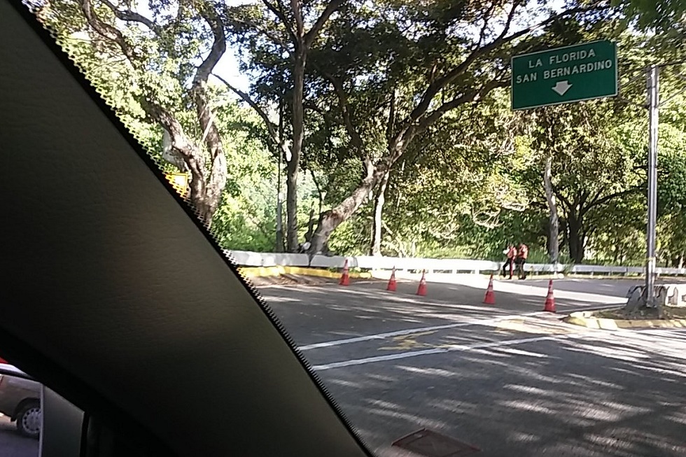 8:20am Cerrados los accesos a la Cota Mil hacia el Oeste de Caracas #18May (Fotos)