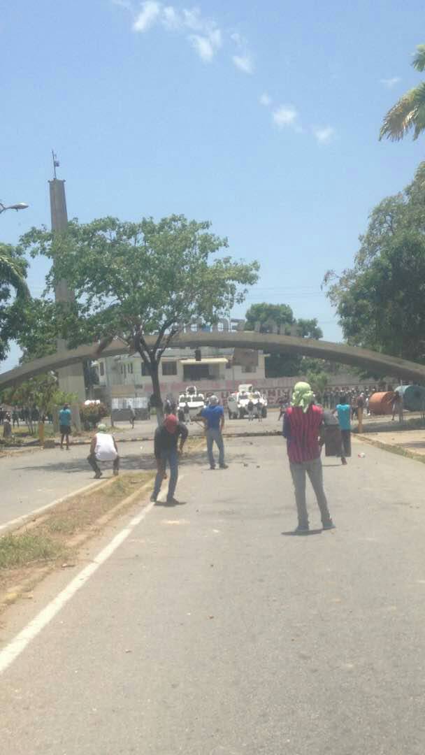 GNB y paramiliares  arremeten contra estudiantes del UDO en Cumaná (fotos)
