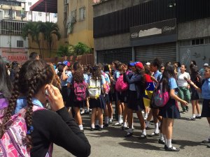 Estudiantes de bachillerato trancan la av Lecuna para protestar (Fotos y Videos)
