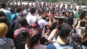 Estudiantes trancan el Distribuidor Metropolitano por una hora #4May