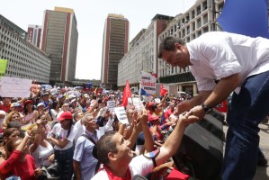 ¡Que cosas!… Ministro chavista de salud solo recibió a su gremio “rojito”este #22May en el centro de Caracas