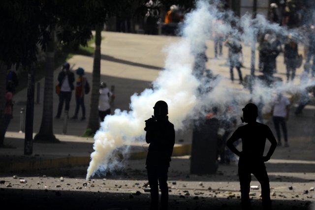 La fuerte represión de la GN contra la Marcha de Los Libertadores. REUTERS/Carlos Barria