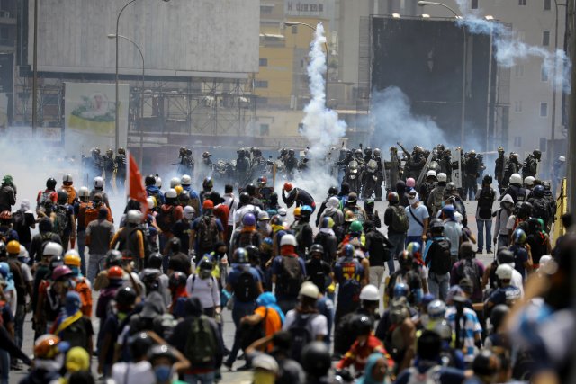 La fuerte represión de la GN contra la Marcha de Los Libertadores. REUTERS/Carlos Barria