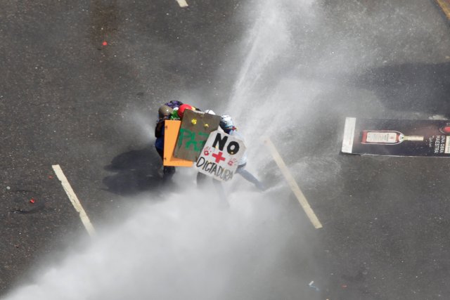 La fuerte represión de la GN contra la Marcha de Los Libertadores. REUTERS/Christian Veron