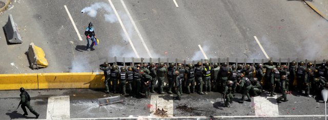 La fuerte represión de la GN contra la Marcha de Los Libertadores. REUTERS/Christian Veron