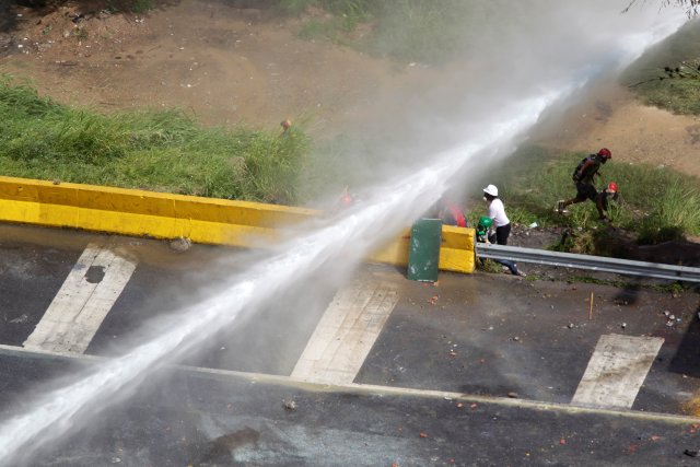 La fuerte represión de la GN contra la Marcha de Los Libertadores. REUTERS/Christian Veron