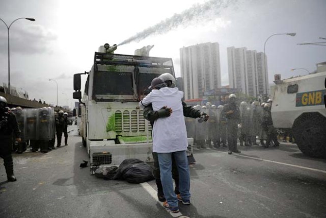 Un médico abraza a un miembro de la Guardia Nacional de Venezuela durante una manifestación convocada por trabajadores de la salud y activistas de la oposición contra el presidente venezolano, Nicolás Maduro, en Caracas, Venezuela, 22 de mayo de 2017. REUTERS/Carlos Barria