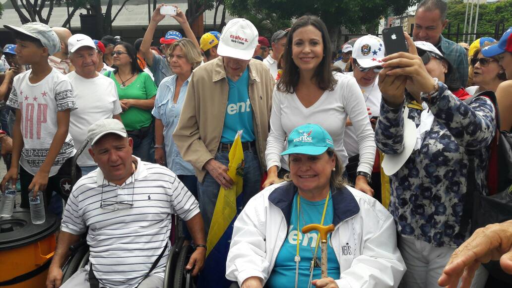 Los padres de María Corina llegan a Chacaíto para la marcha de los abuelos #12May