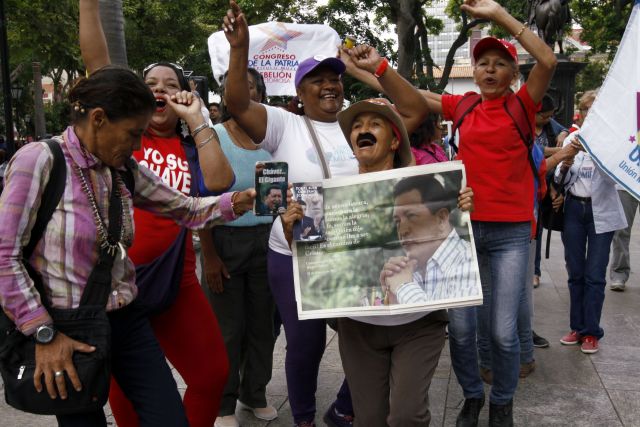 ¿Igualdad? A las oficialistas las dejaron completar su marcha y hasta entregaron documento en la Defensoría. Foto: AVN