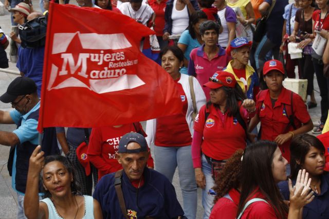 ¿Igualdad? A las oficialistas las dejaron completar su marcha y hasta entregaron documento en la Defensoría. Foto: AVN