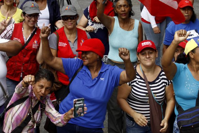 ¿Igualdad? A las oficialistas las dejaron completar su marcha y hasta entregaron documento en la Defensoría. Foto: AVN