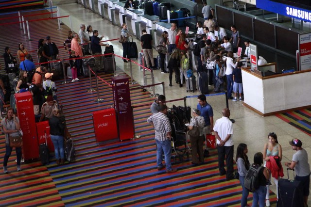 Pasajeros en el aeropuerto de Maiquetía (Foto AVN)