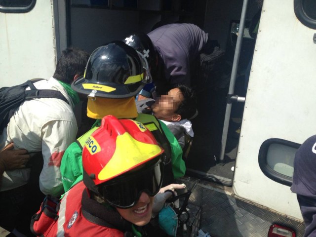 Momento en el que Miguel Castillo era trasladado a un centro clínico en Caracas. Foto: @VenezolanoCR