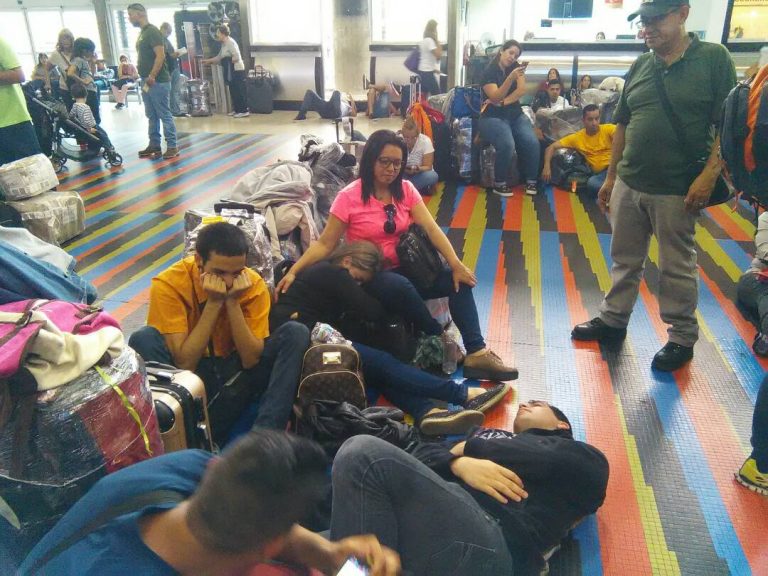 Pasajeros de Conviasa siguen varados en Maiquetía (video)