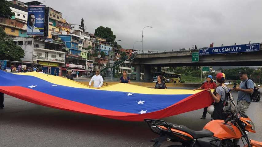 Opositores ya colman el Distribuidor Santa Fe para marchar hasta el TSJ #10May