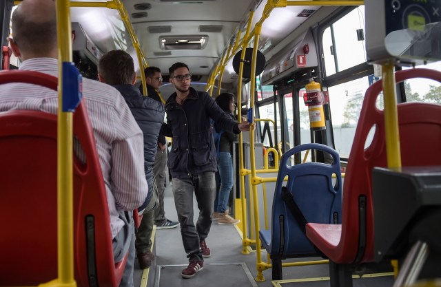 592/5000 El venezolano Jairo Suescun, de 30 años, viaja en autobús durante una entrevista con la AFP en Bogotá, Colombia, el 24 de mayo de 2017. Suescun abandonó su ciudad natal de San Cristóbal hace cinco meses para Colombia, ya que su madre era nacional colombiana. Miles de venezolanos han abandonado su país para escapar de las dificultades y la violencia de su crisis económica y política. De Brasil a Estados Unidos a Europa, aquí hay cinco caras y voces de estos venezolanos que se han exiliado en los últimos dos años. / AFP PHOTO / RAUL ARBOLEDA / IR CON LA HISTORIA AFP "Los venezolanos en el exilio: cinco caras de la crisis"