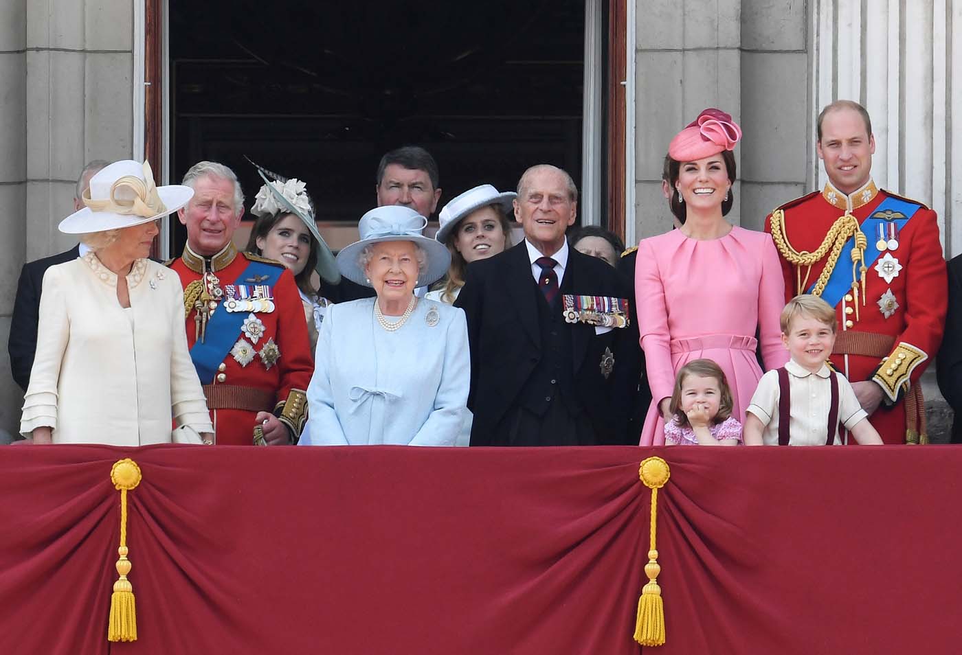La familia real aparece en el balcón tras minuto de silencio por víctimas de incendio en Londres (fotos)
