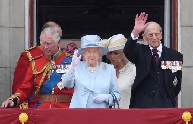 Members of Britain's royal familly stand on the balcony of Buckingham Palace after Trooping the Colour in London, Britain, June 17, 2017. REUTERS/Toby Melville