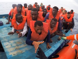 Mueren 126 inmigrantes en naufragio en el Mediterráneo, según supervivientes