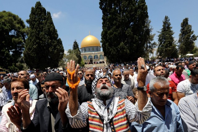 Muslim men pray on the last Friday of Ramadan in front of the Dome of the Rock, on the compound known to Muslims as Noble Sanctuary and to Jews as Temple Mount, in Jerusalem's Old City June 23, 2017. REUTERS/Ammar Awad