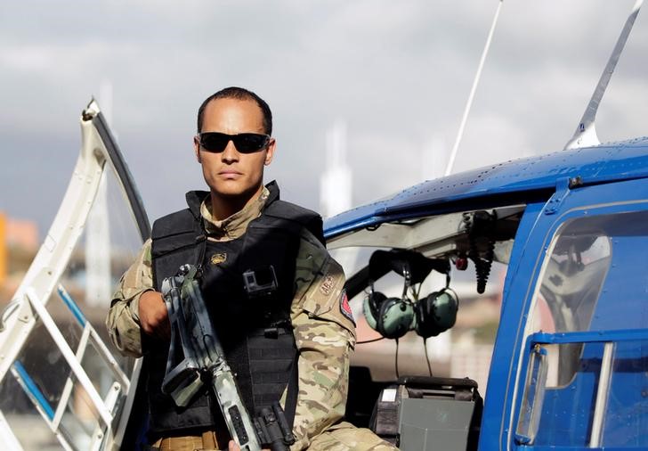 Entre James Bond y Rambo, el actor detrás del ataque con helicóptero