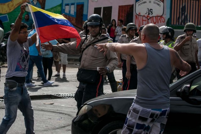 CAR16 - CARACAS (VENEZUELA), 02/06/2017 - Un grupo de personas participa en una manifestación junto a autoridades hoy, viernes 02 de junio de 2017, en Caracas (Venezuela). Los habitantes del populoso barrio de La Vega, ubicado en el oeste de Caracas, madrugaron hoy para protestar por la escasez de alimentos, mientras que las calles aledañas al canal estatal VTV en el este de la ciudad fueron cerradas por organismos de seguridad para evitar la llegada de manifestantes. EFE/MIGUEL GUTIÉRREZ