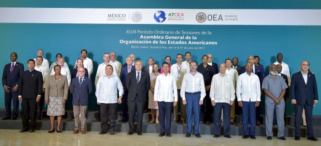 MEX41 CANCÚN (MÉXICO), 19/06/2017.-El presidente de México, Enique Peña Nieto (c), posa junto con los cancilleres asistentes hoy, lunes 19 de junio de 2017, a la inauguración de la 47 Asamblea General de la Organización de Estados Americanos (OEA), en Cancún, en el estado de Quintana Roo (México). El lema oficial de la Asamblea es "Fortaleciendo el diálogo y la concertación para la prosperidad", y en la cita se celebrarán una serie de diálogos en los que se abordarán temas como la migración o los derechos de los pueblos indígenas. No obstante, el asunto de fondo, que definirá la cita y ha protagonizado la primera jornada, es la posición de la región en torno a Venezuela. EFE/Mario Guzmán