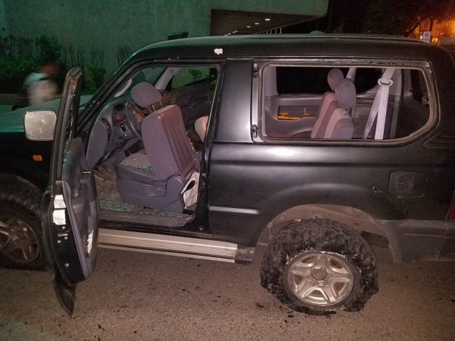 Agresiones y destrozos a vehículos de periodistas dejó asedio oficialista en la AN. Foto: @Truja