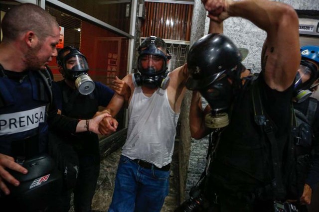 Cuerpos de seguridad redoblan la represión en las marchas. La resistencia sigue. Foto: EFE