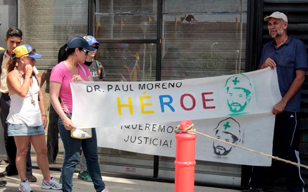 FAMILIARES Y AMIGOS DEL JOVEN ATROPELLADO PAUL MORENO SE CONCENTRARON A LAS AFUERAS DEL TSJ EXIGIENDO QUE SE HAGA JUSTICIA CON EL CASO EN LA FOTOGRAFIA FAMILARES Y AMISTADES A LAS AFUERA DEL TSJ / Foto: La Verdad